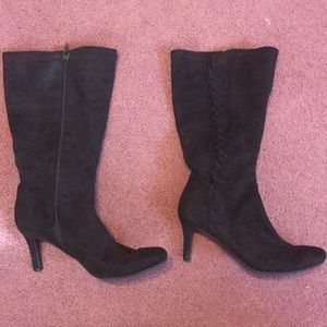 Chic suede boots!